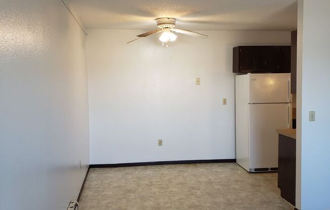 2 beds, 1 bath, $800, Unit 22