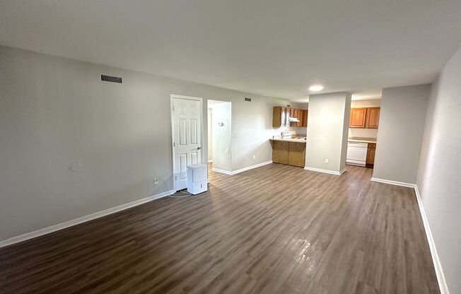 MODERN 2/1 TWN 2nd Story Unit w/ Washer/Dryer! Walk to Downtown! $1150/month Avail NOW!