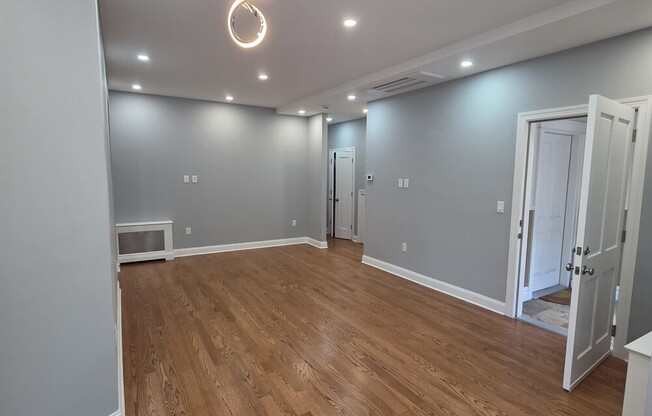 511 RDG PKWY PARLOR