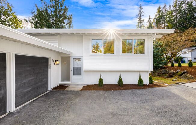 Gorgeous Fully Renovated 5 Bedroom Redmond/Bellevue/Kirkland Border