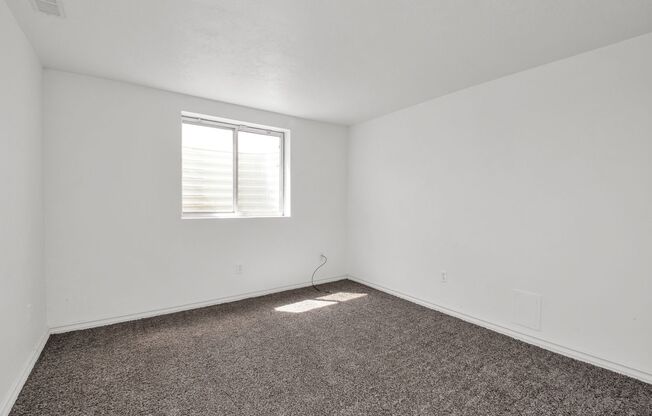 Amazing 4 Bed - 3.5 Bath, Pet-Friendly Layton Home! Available NOW!