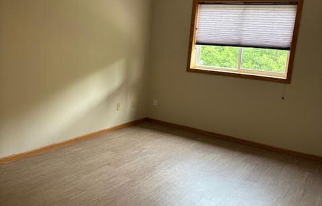 2 Bedroom 2 Bath Townhome in Rogers!