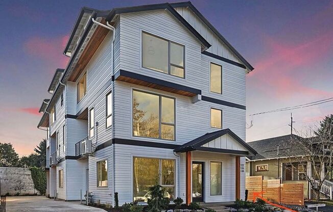 Luxurious 3 Bed, 3.5 Bath Custom Townhouse in Coveted Sellwood Location!