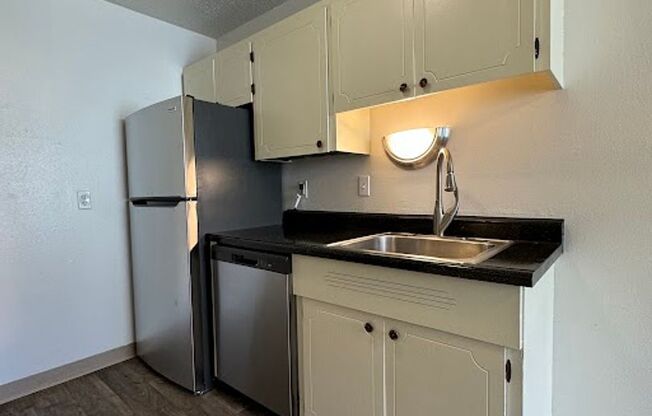 2 beds, 1 bath, 850 sqft, $1,399, Unit 12