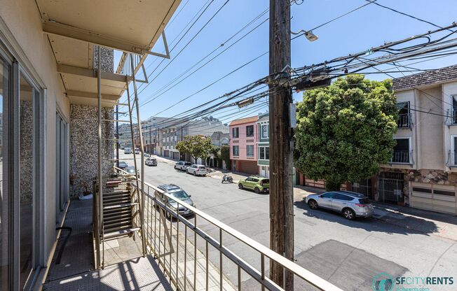 Inner Sunset: Bright 2 Bed 1 Bath w/ Laundry Onsite & Optional Parking