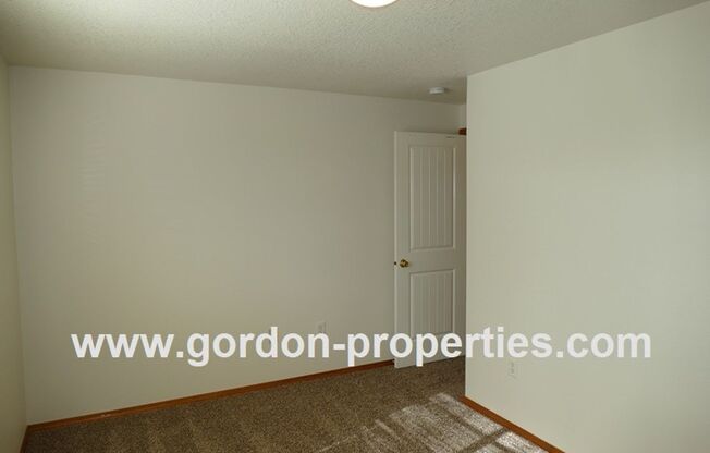 3 beds, 2.5 baths, $1,950, Unit 8032