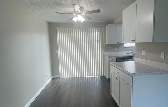 2 beds, 1 bath, 945 sqft, $1,575, Unit 033