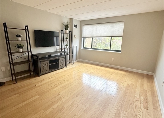 1 bed, 1 bath, 663 sqft, $2,700, Unit 408