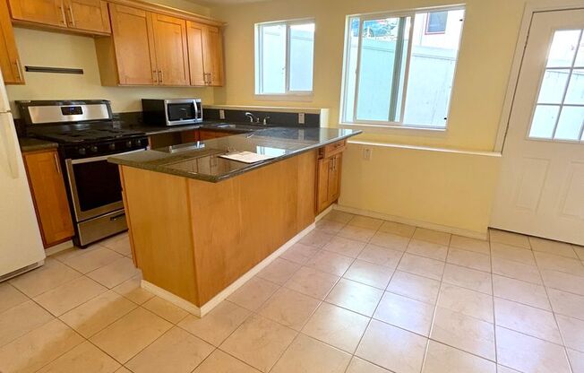 Spacious, & Sunny Apartment in Upper Kamehameha Heights