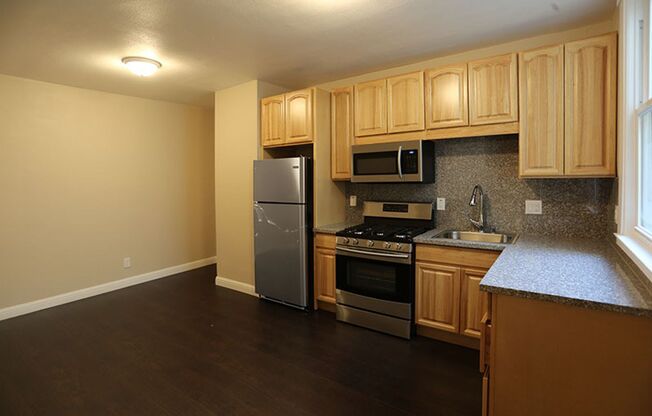 OPEN HOUSE: Sunday (7/26) 4:00pm-4:30pm. Spacious 2BR/1BA in the Mission Dolores, H/W Floors, Open Kitchen, Shared Laundry (780 Guerrero Street #4)