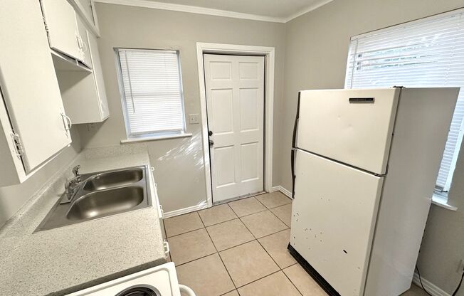 2 beds, 1 bath, $950, Unit A