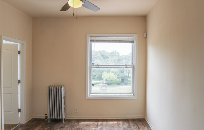 1250 W Montrose Ave
