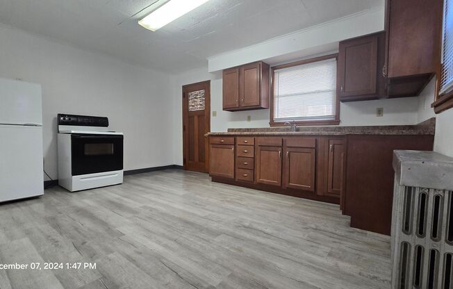 3 beds, 1 bath, $1,300, Unit Front