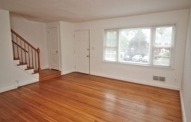 Lovely Towson 3bd/2ba Rowhome w/ CAC & W/D & more! Available 8/15