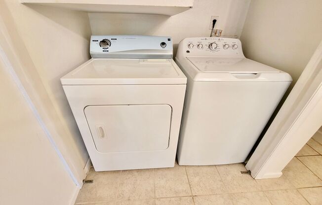 2 beds, 1 bath, $2,100, Unit #14208