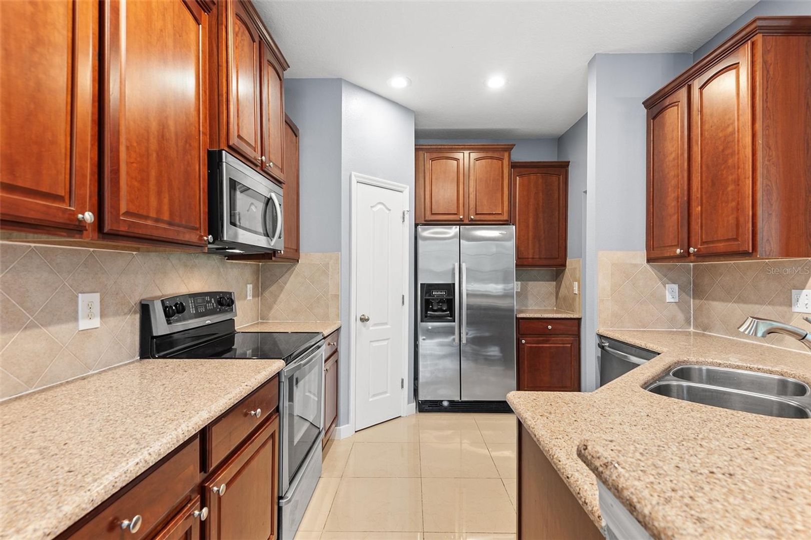 RIVERVIEW TOWNHOME FOR RENT!!