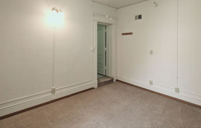 1 bed, 1 bath, 295 sqft, $555, Unit 405