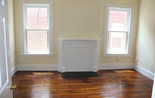 SPACIOUS 4BR/2BA ROW HOUSE CLOSE TO VCU! 9 S ALLEN AVE Available in August