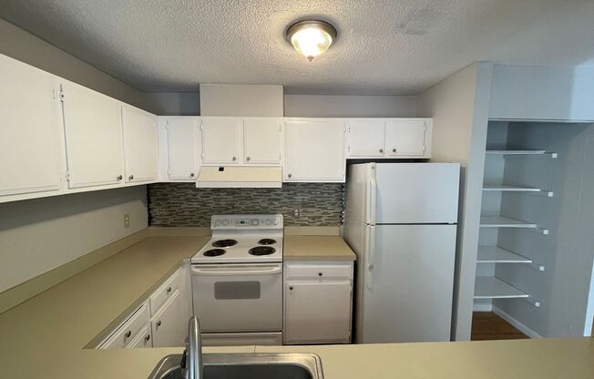 Hamden 2 Bed Condo w/ Dishwasher and Off-Street Parking Available Now!