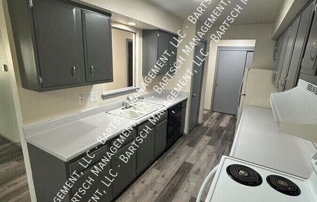 1422 E RACINE AVE