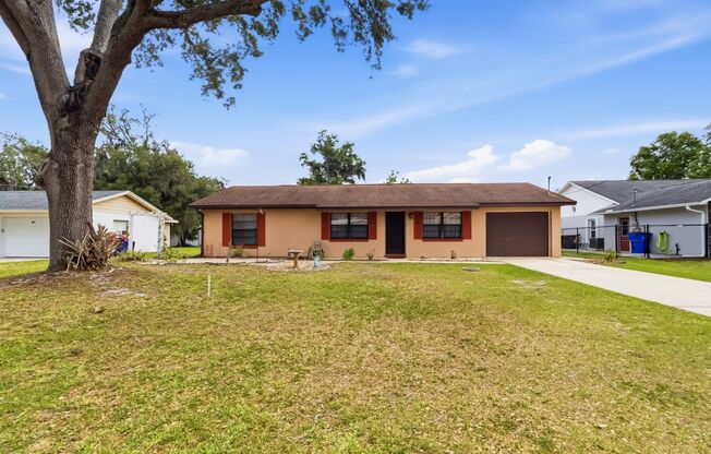 Charming 2/2 Spacious Home with/ 1 Car Garage in St. Cloud Close to the Lakefront Park