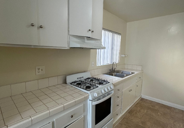 409 N LOS ROBLES AVE