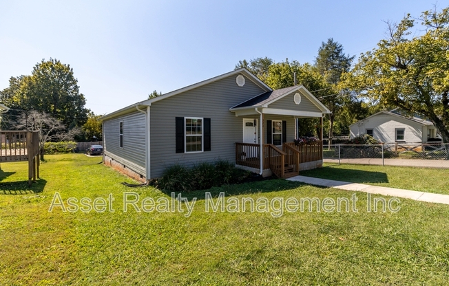 524 MIDLAKE DR NE