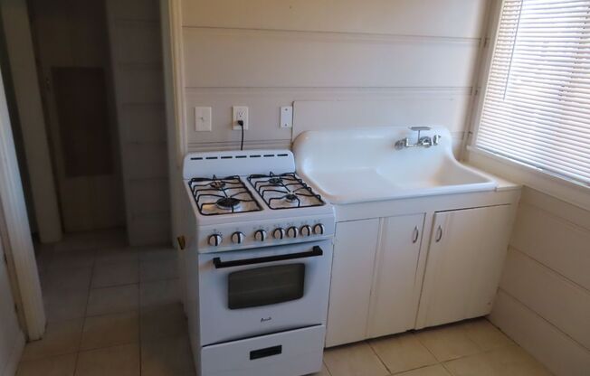 Studio, 1 bath, 400 sqft, $1,640, Unit 5