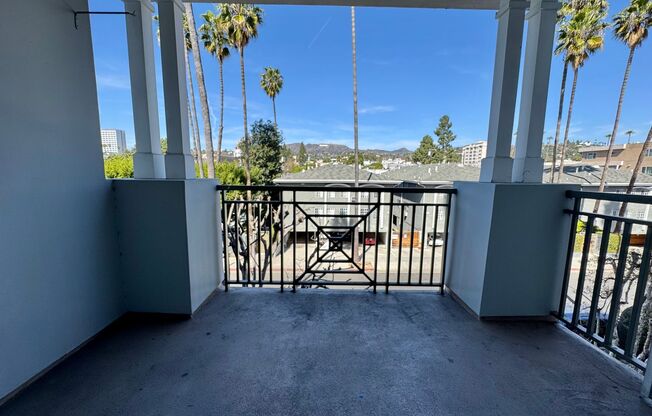 LUXURY CONDO IN THE HEART OF NEW HOLLYWOOD!