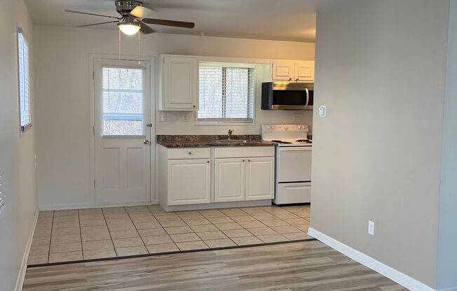 1 bed, 1 bath, $885, Unit 9