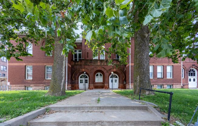 1 bed, 1 bath, $829, Unit 3819 Jones St #207