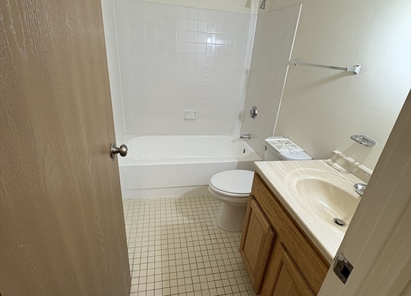 3 beds, 2 baths, 1,198 sqft, $4,400, Unit 34