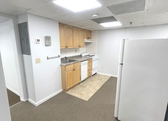 2 beds, 1 bath, 700 sqft, $3,200, Unit G3