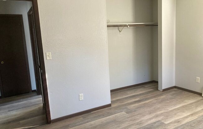 2 beds, 1 bath, $775, Unit Apt 10