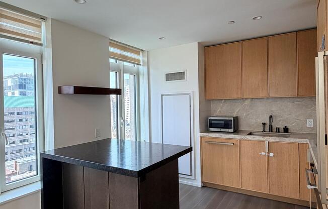543 W 122 ST