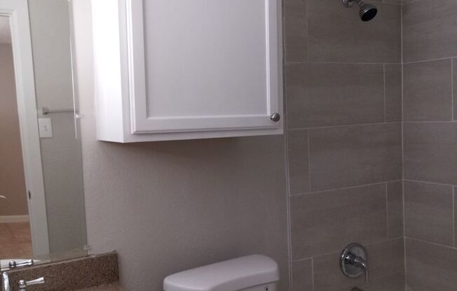 1 bed, 1 bath, 600 sqft, $1,025, Unit U242