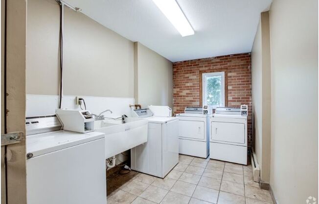 2 beds, 1 bath, 1,000 sqft, $1,299, Unit 3737-204