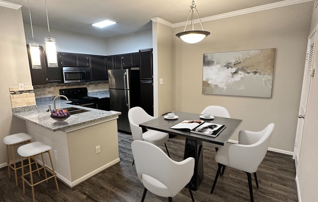 The Inverness Dinning and Kitchen | Houston, TX Apartments | Apartments in Houston, TX