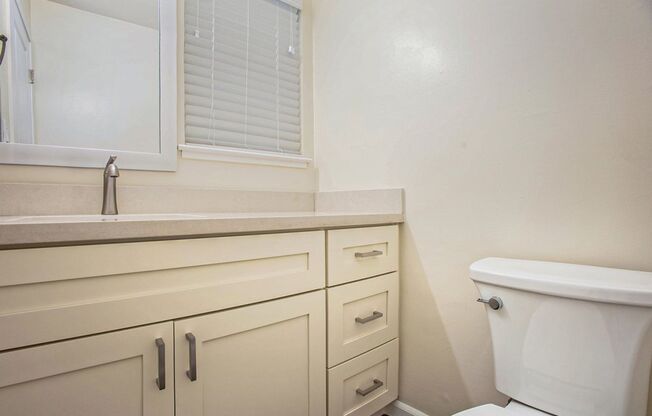 2 beds, 1.5 baths, $2,900, Unit 2150 Santa Clara Ave #F