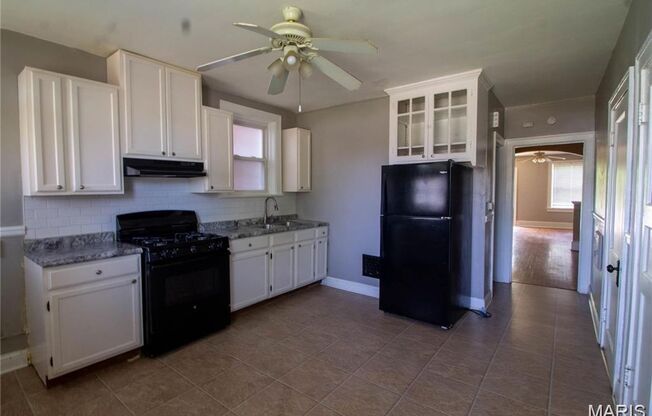 1 bed, 1 bath, 800 sqft, $850, Unit Tholozan 3927 2W