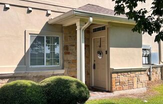 Luxury Living in North Austin / Condominium / Gated Community / 3 bedrooms / 2 car garage