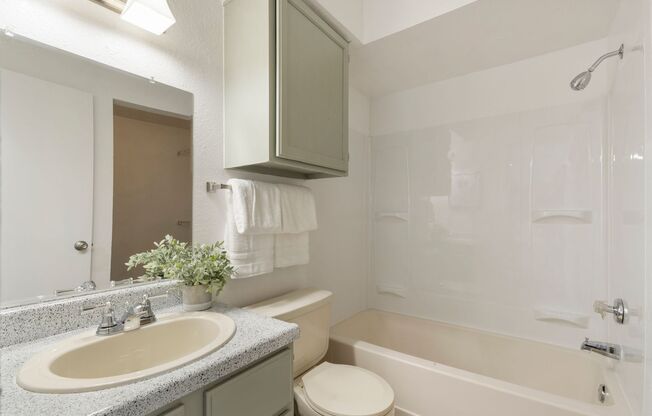 2 beds, 2 baths, 800 sqft, $999, Unit B06