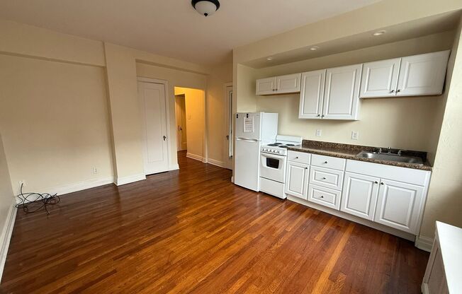Studio, 1 bath, 294 sqft, $1,175, Unit New King Edward  3B7