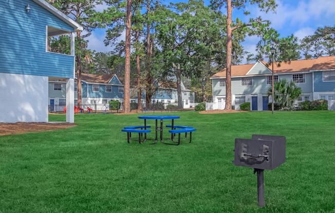 a group of lawn chairs sitting on a bench in front of a house