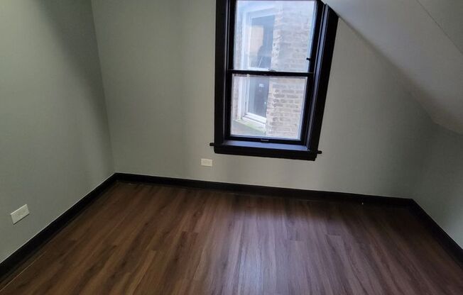 2 beds, 1 bath, $1,600, Unit 1F