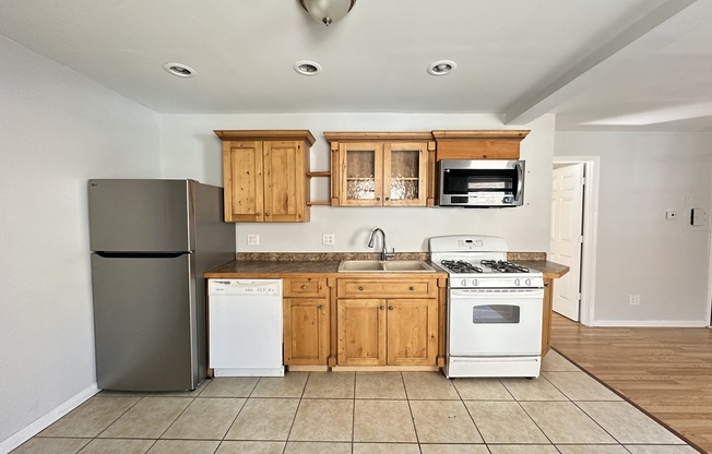 2458 CLYBOURN