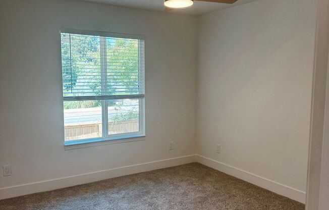1 bed, 1 bath, 688 sqft, $1,400, Unit 037