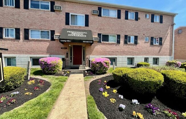 2 beds, 1.5 baths, 934 sqft, $1,650, Unit Q01