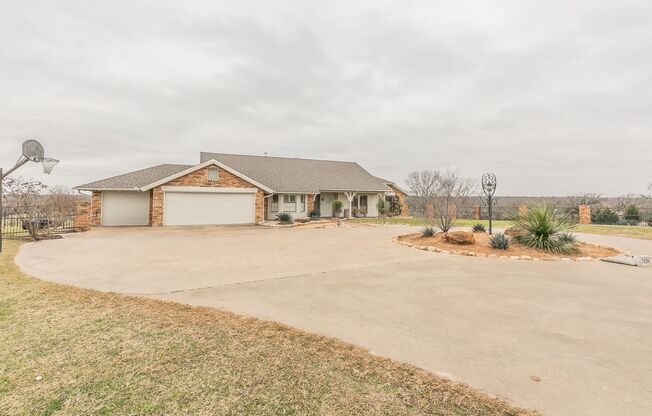 Alvarado Ranch W/ Private Pool & Fenced-In Longhorns