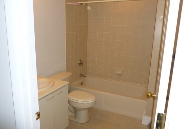 2 beds, 2 baths, 1,452 sqft, $3,850, Unit 305e